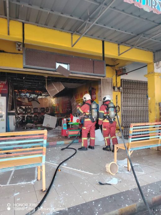(已签发)柔:自助洗衣店起火燃烧 内有20多桶煤气情景骇人
