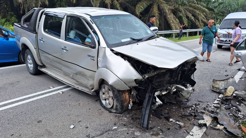 （已签发）柔：货卡与轿车相撞 2华裔司机当场伤重身亡