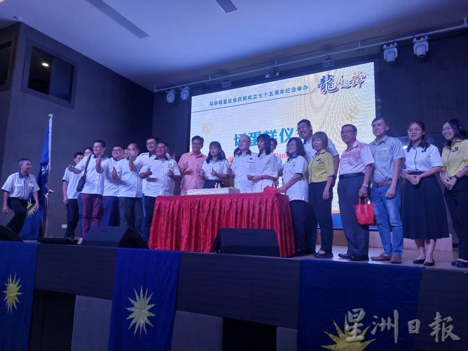 (已签发)柔:颜丽秋:马华见证居銮成长变迁 14街道马华领袖命名