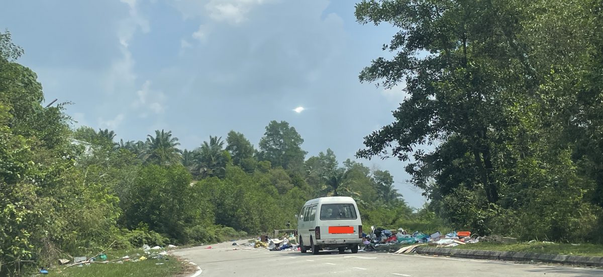 (版2头)大都会:乡区小路被丢成垃圾路/4图