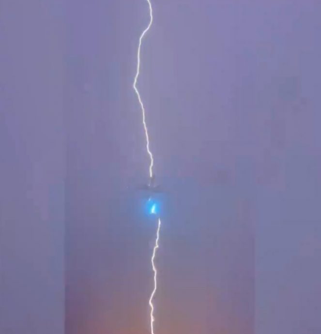 (视频)客机起飞遭雷电击中继续飞 学生拍下震撼画面