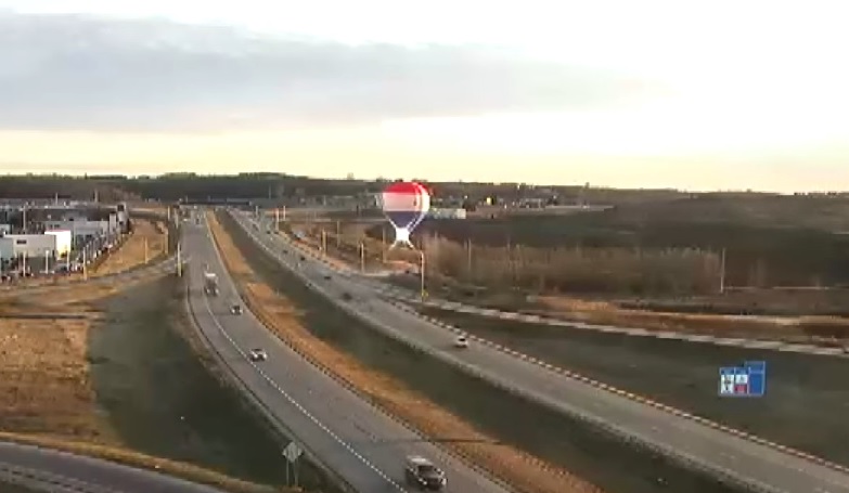 (视频)热气球撞电线坠毁引发大火 3人奇迹生还