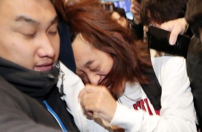 性侵醉女蹲5年牢出狱 郑俊英一身黑低头闪离