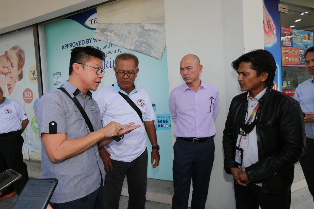 me03//大都会-吉隆坡市政局设栏杆防乱停车/5图