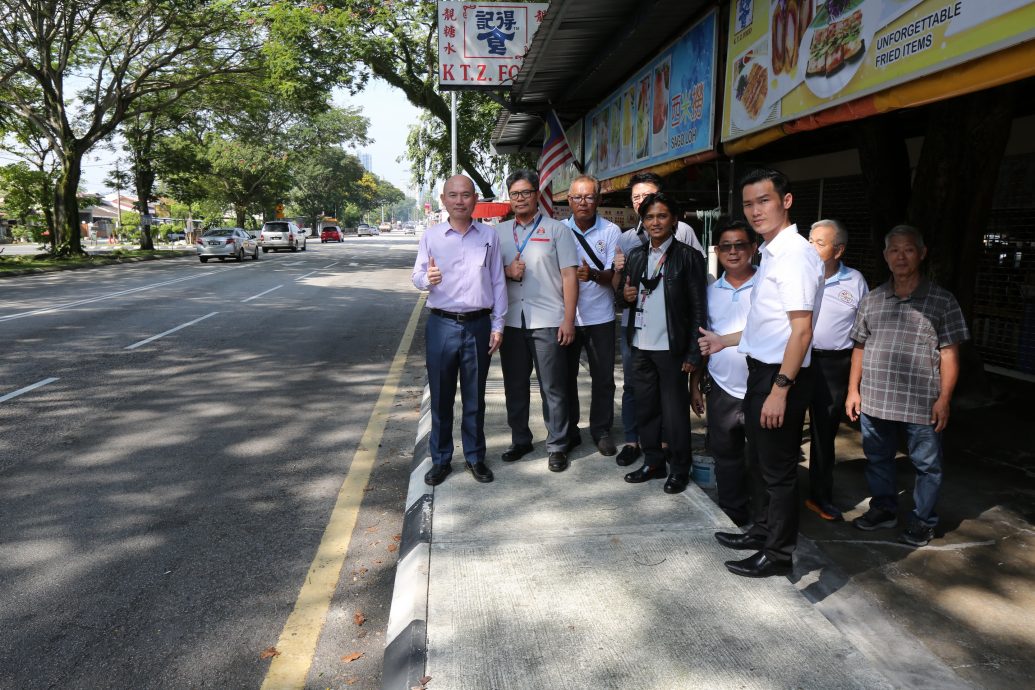 me03//大都会-吉隆坡市政局设栏杆防乱停车/5图