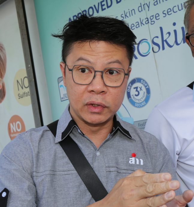 me03//大都会-吉隆坡市政局设栏杆防乱停车/5图