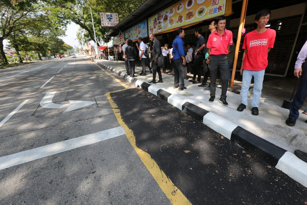 me03//大都会-吉隆坡市政局设栏杆防乱停车/5图