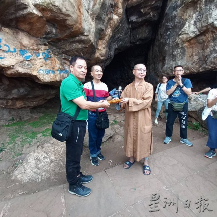 退休教师赴印度寻佛朝圣 恒河烧尸 大开眼界 