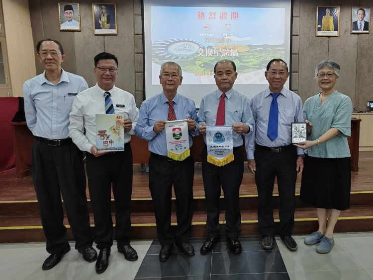 NS波德申/沙巴斗湖巴华中学与波中交流,两校展望“7个教育习惯”教育创新之花一起绽放