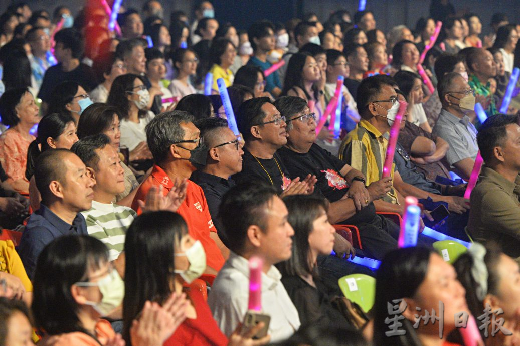 NS芙蓉/杜韩念首站说唱会大获成功，1500人组成“星海”点亮芙中礼堂