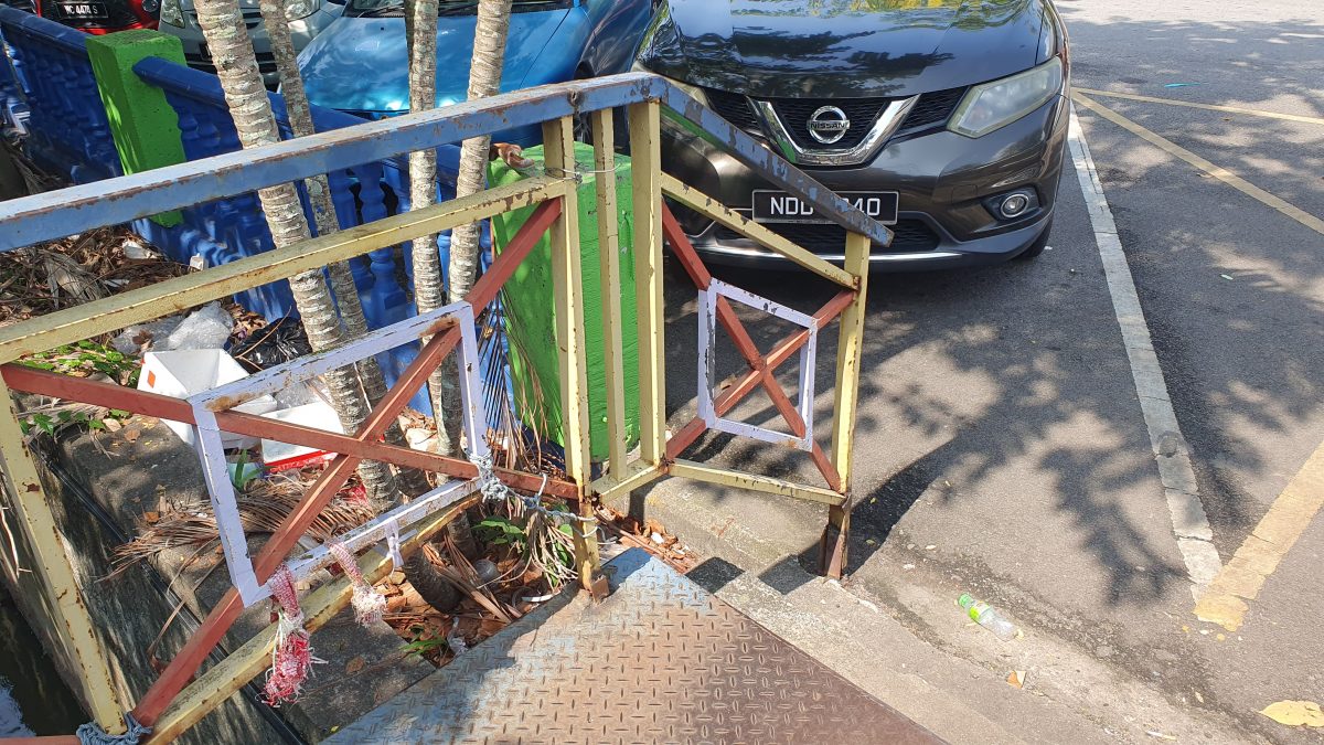 NS芙蓉/芙蓉公市行人桥断裂扶手虽已修复，但贩商仍担心安全隐患