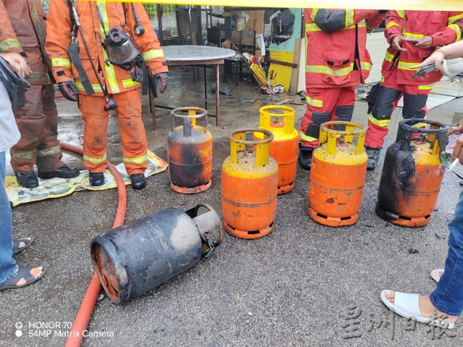 NS马口:公主城路边小食档因煤气泄漏而著火,少年灼伤右手