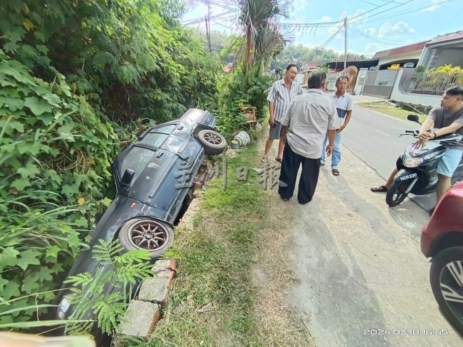 NS马口/汽车撞入沟渠