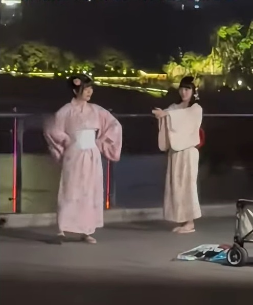 2女大街穿和服跳舞惹众怒 结果被警察带走