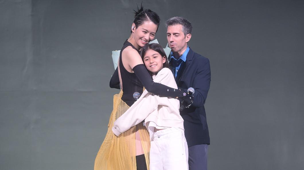 4大玉女歌手罕见同框 梁咏琪攻蛋暖哭粉丝