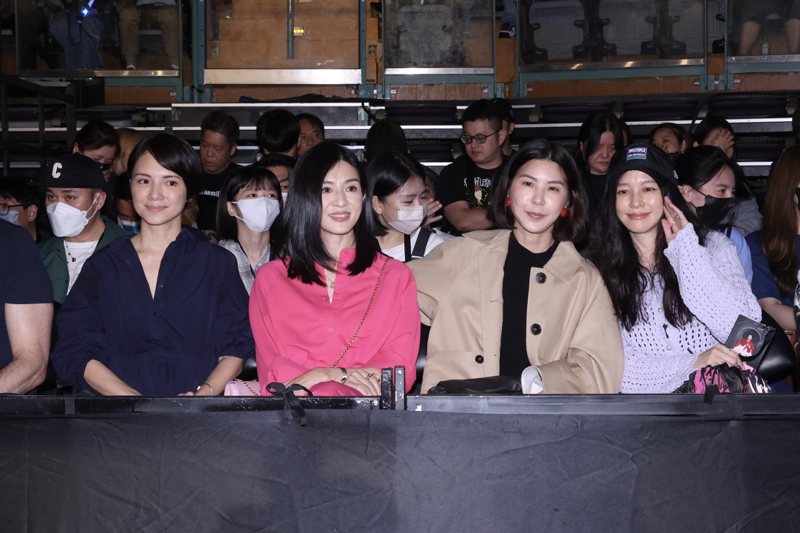 4大玉女歌手罕见同框 梁咏琪攻蛋暖哭粉丝