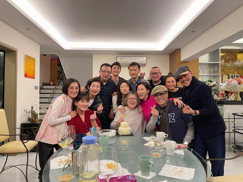 57岁陈锦鸿脱鞋吃火锅成焦点 与佘诗曼聚会掀回忆杀