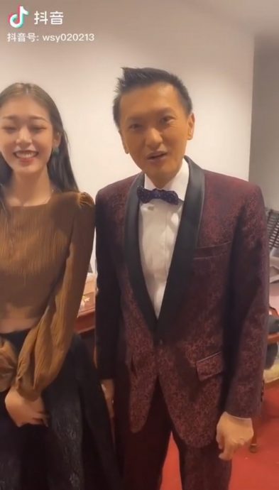 57岁陈锦鸿脱鞋吃火锅成焦点 与佘诗曼聚会掀回忆杀