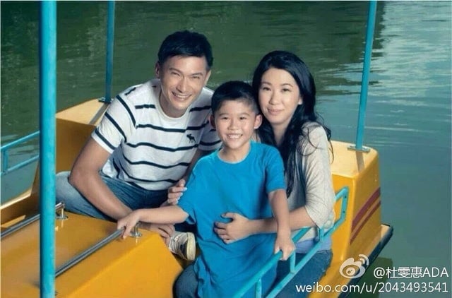 57岁陈锦鸿脱鞋吃火锅成焦点 与佘诗曼聚会掀回忆杀