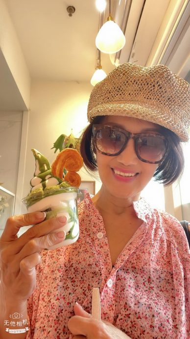 69岁韩马利动眼睛手术 开心吃雪糕奖励自己