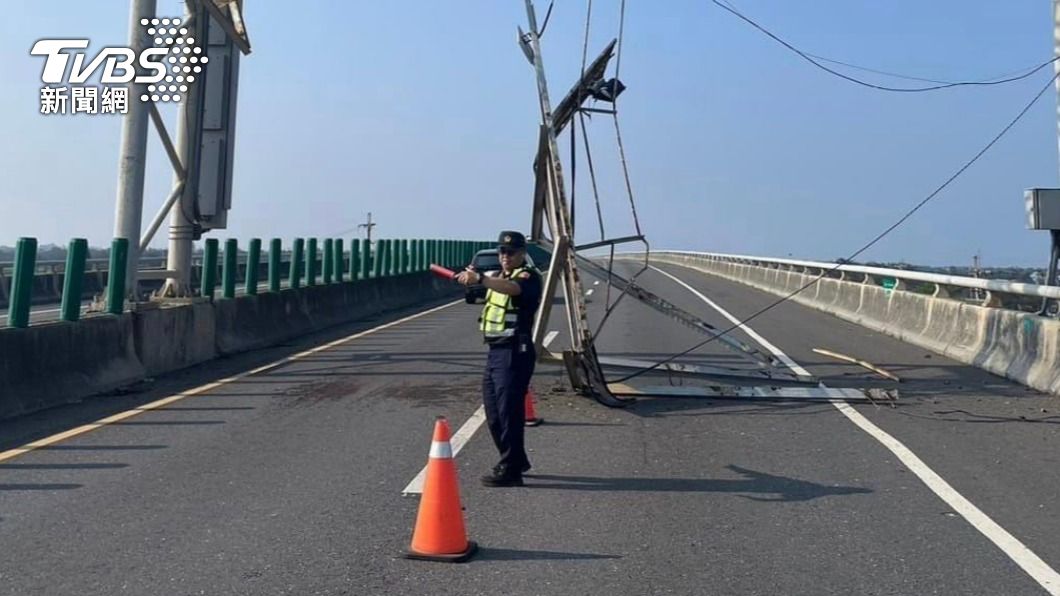 7.2强震肆虐!西滨道路标志“震到垂地” 人车惊险通行