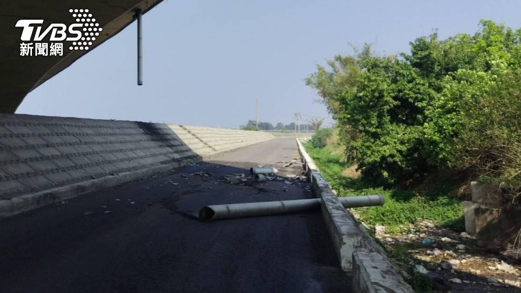 7.2强震肆虐!西滨道路标志“震到垂地” 人车惊险通行