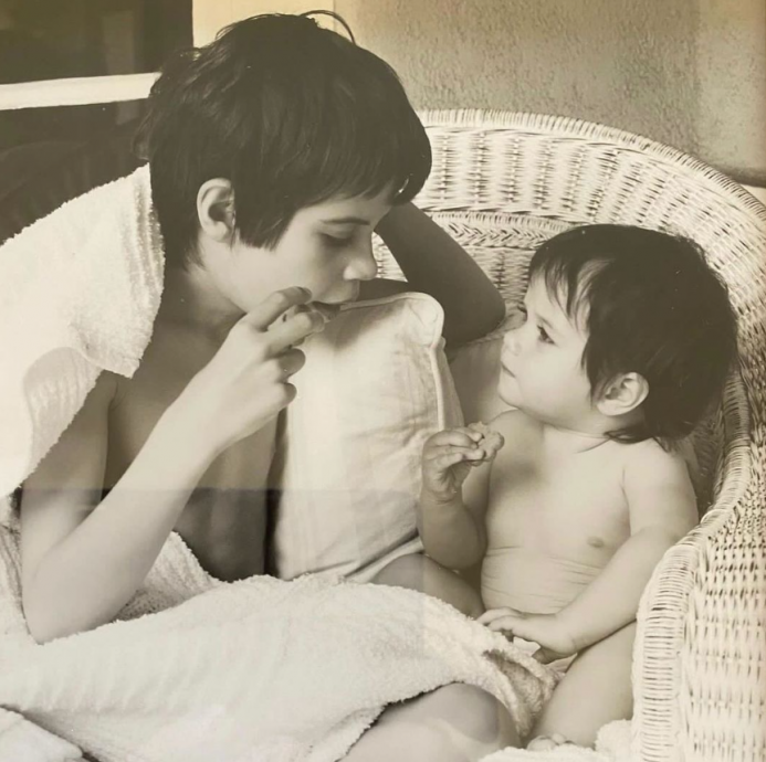 70岁约翰特拉华达分享甜蜜旧照 纪念已故妻儿