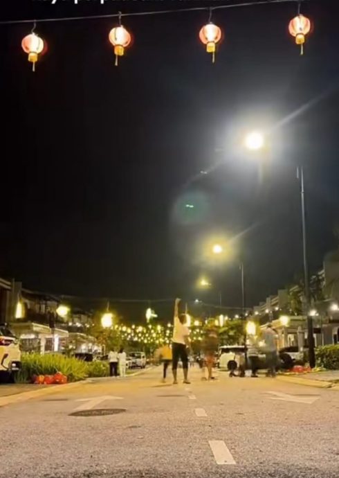 三大种族居民住宅区挂灯饰过佳节