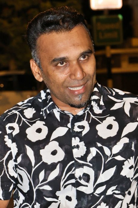 三大种族居民住宅区挂灯饰过佳节