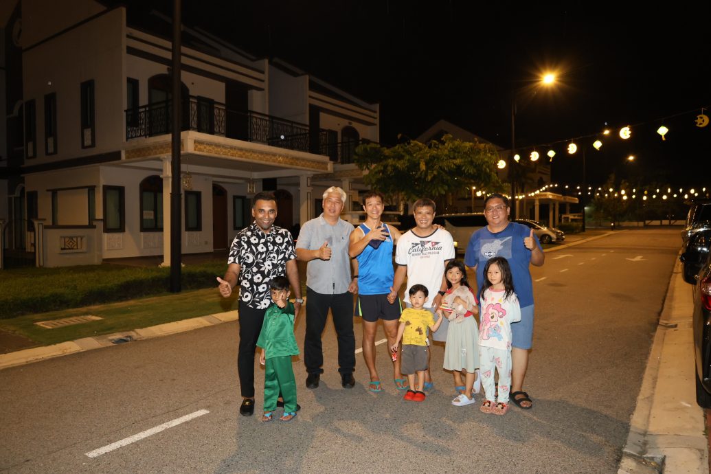 三大种族居民住宅区挂灯饰过佳节