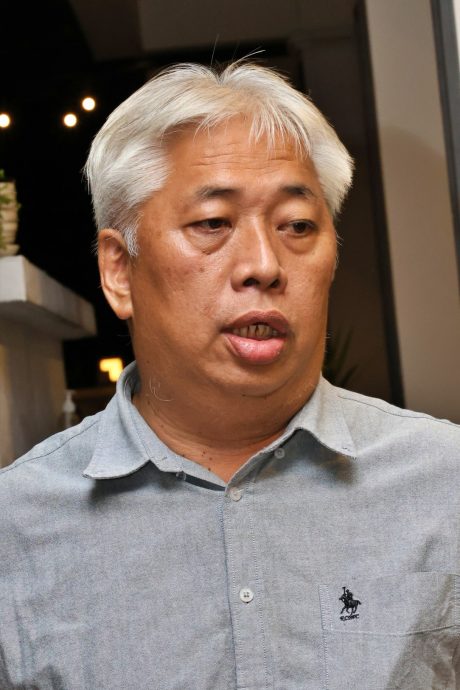 三大种族居民住宅区挂灯饰过佳节