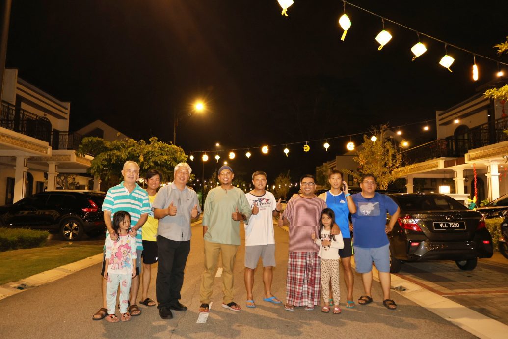 三大种族居民住宅区挂灯饰过佳节