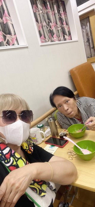 86岁余慕莲入住养老院 获挚友林建明探望