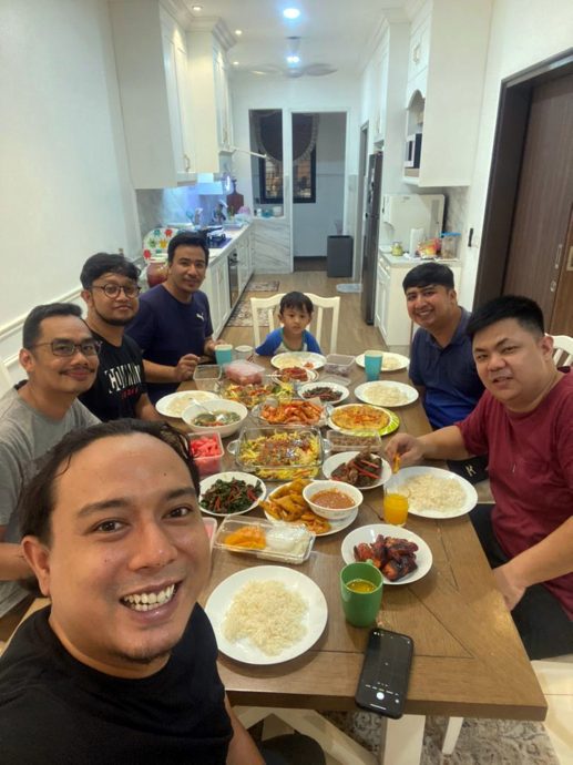 9/4必下∕暖势力/#MZB365稿-住宅区居民同庆佳节/10图