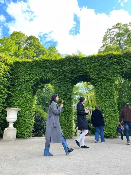 BLACKPINK登顶《福布斯》韩国名人榜 Lisa巴黎拍拖吃雪糕