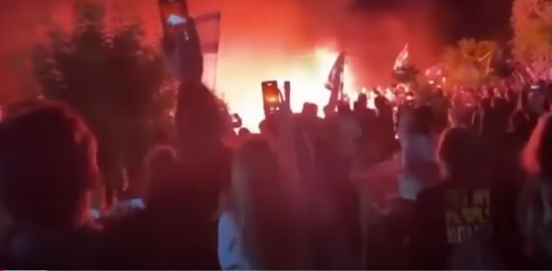 ​天下事 示威者斥“史上最差总理”在涅坦雅胡家门外 焚烧逾越节餐桌抗议