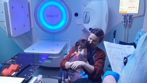 “常撞到家具”是癌症异状 英7岁童长出罕见脑瘤!5年存活率仅1%