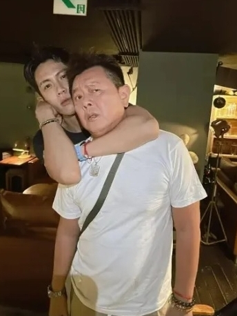 “锁喉照”合影掀论战 柯震东做一事保平安