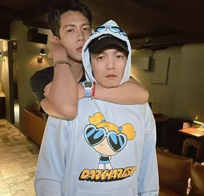 “锁喉照”合影掀论战 柯震东做一事保平安