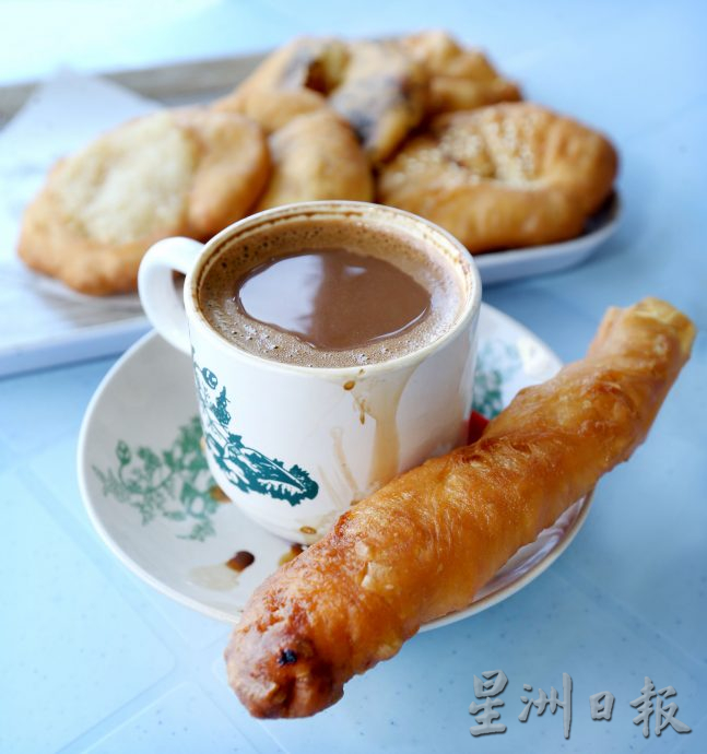 ★4月21日刊登/大霹雳封底主文/【人气美食】/皇金油炸鬼松脆可口 顾客最爱拿来点咖啡