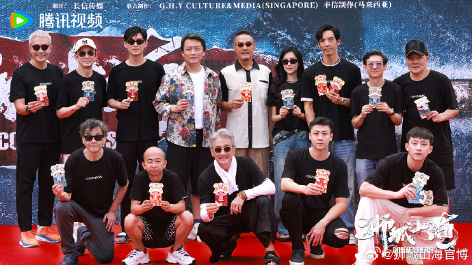 《狮城山海》新山火热拍摄中 吴启华吴岱融收工聚餐