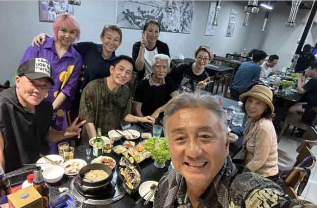 《狮城山海》新山火热拍摄中 吴启华吴岱融收工聚餐