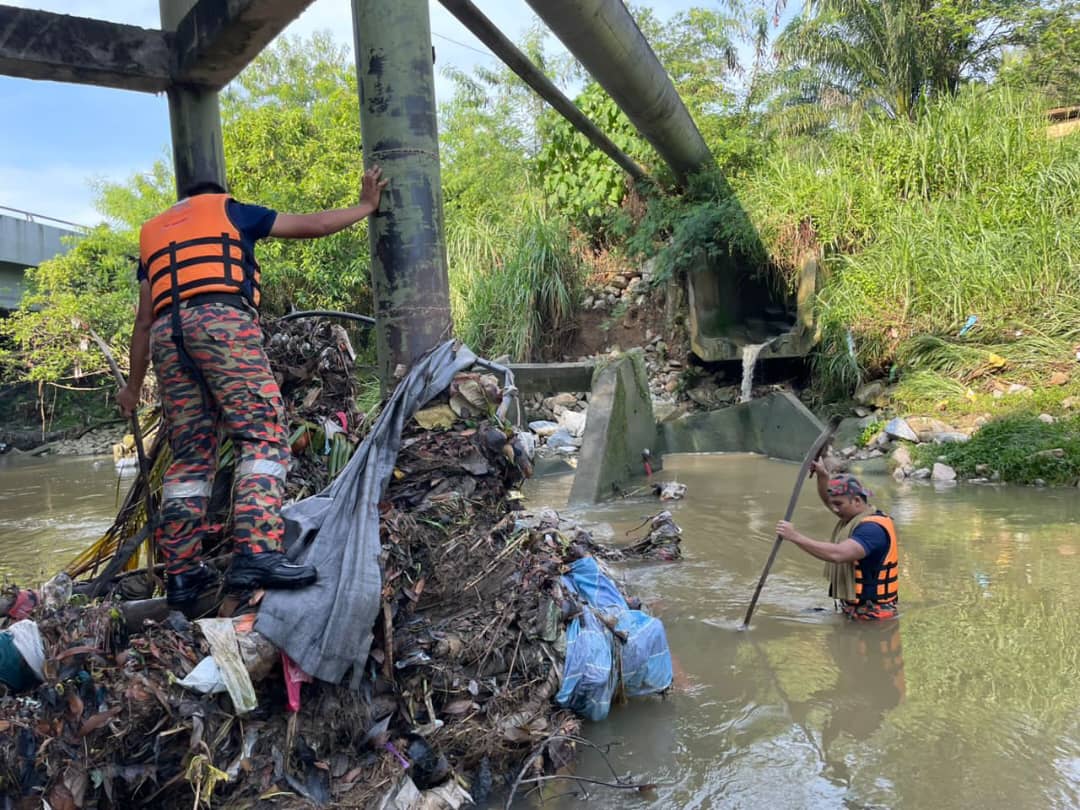 一家五口河边垂钓遇急流酿1死2失踪案·消拯局出动消防犬协助搜寻