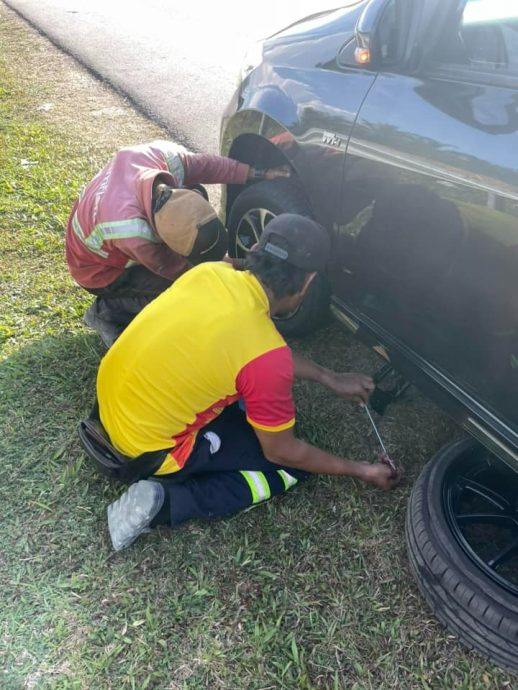 三清洁工人暴晒帮女子换轮胎 网民:和谐有爱社会