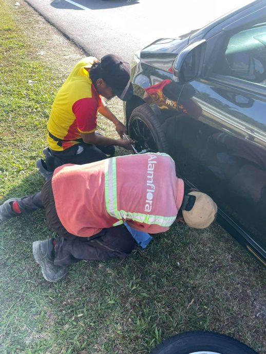 三清洁工人暴晒帮女子换轮胎 网民:和谐有爱社会