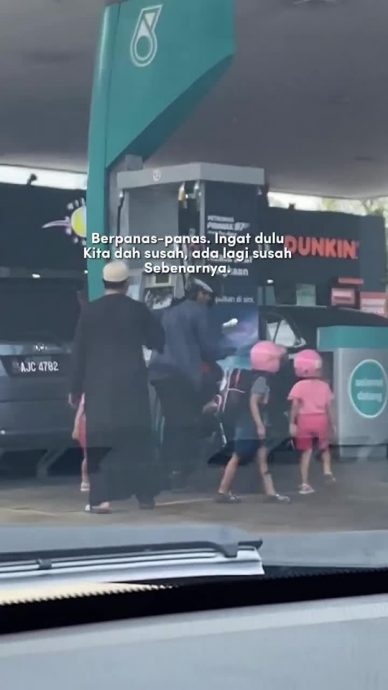 不忍4母子大热天共骑摩托 女子贴心让孩子搭“顺风车”