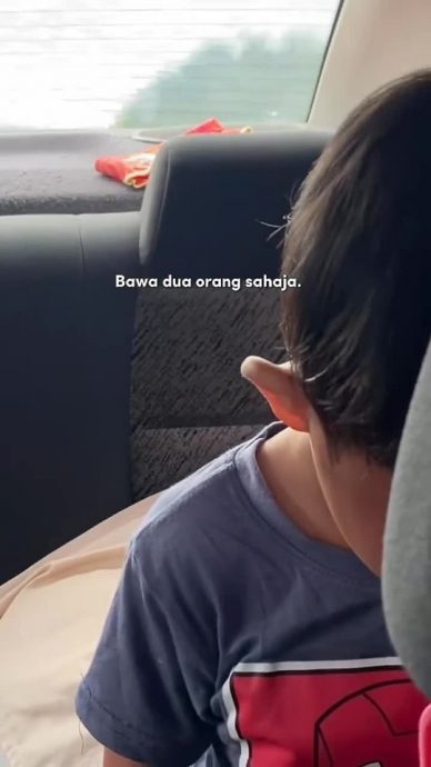 不忍4母子大热天共骑摩托 女子贴心让孩子搭“顺风车”