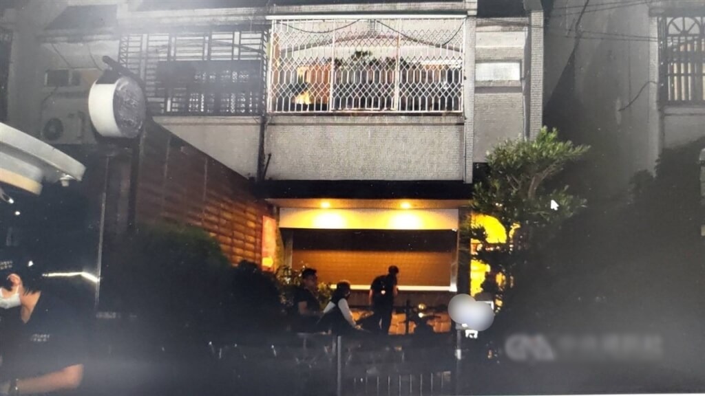 不满遥控器损坏被念叨 儿怒挥刀弑母伤父