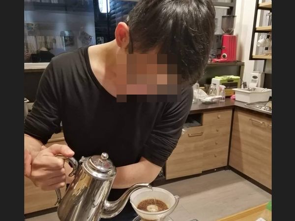 不满遥控器损坏被念叨 儿怒挥刀弑母伤父