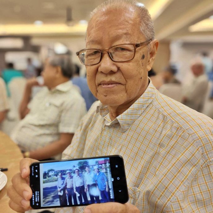 东:41名曾在马来西亚逗留的越南船民及后裔重返丹州祭拜祖先及扫墓,同时拜会当年协助他们的本地热心人士,与他们聚餐叙旧。这些恩人包括了当时担任州政府官员的华裔宣传官和村长。